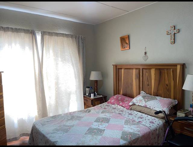 2 BEDROOM FLAT FOR SALE IN VANDERBIJLPARK SE 2